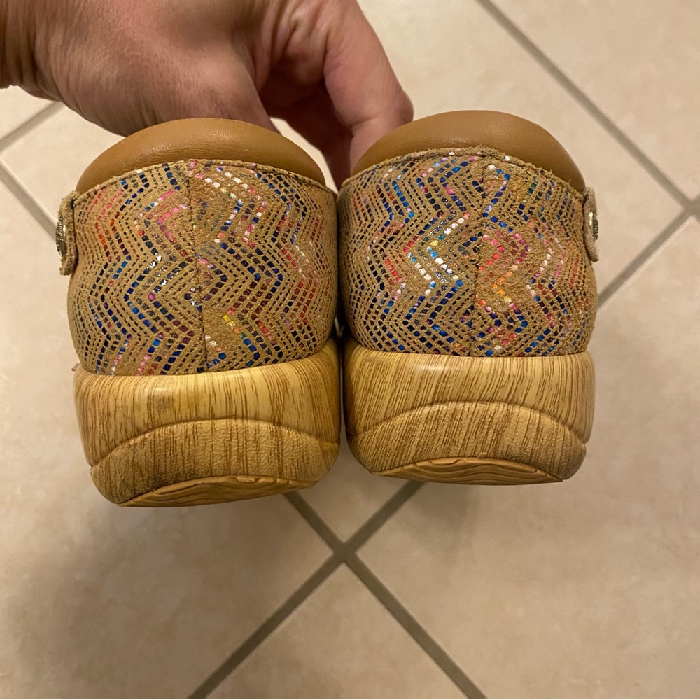 Alegria Tan Leather Slip-On Shoes with Multicolor Chevron Detail size 7/7.5 - Picture 6 of 9